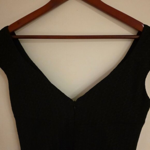 Maggy London Black V-Neck Sleeveless Sheath Dress - Picture 3 of 4